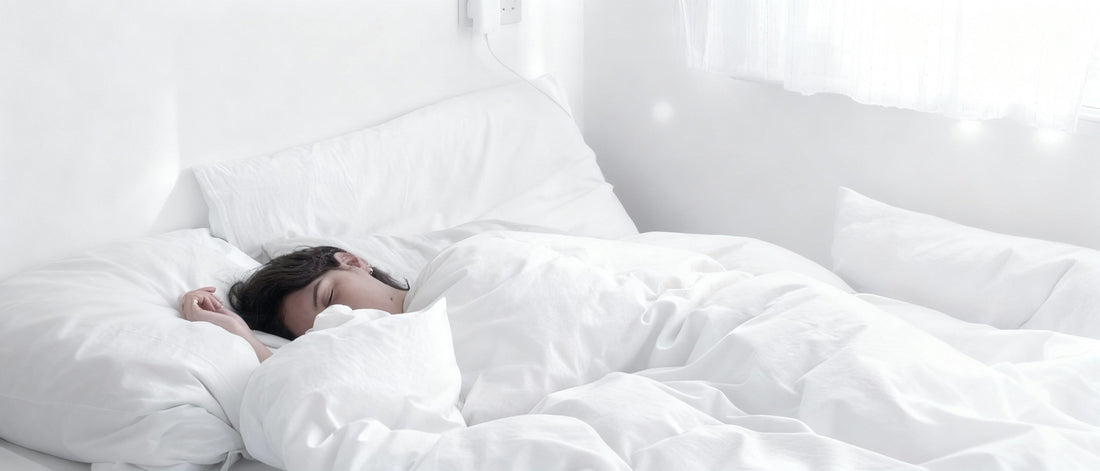 Jeune adulte allongé sur un lit, regard apaisé, symbole du besoin de ralentir et de retrouver un vrai repos dans un monde en sursollicitation.