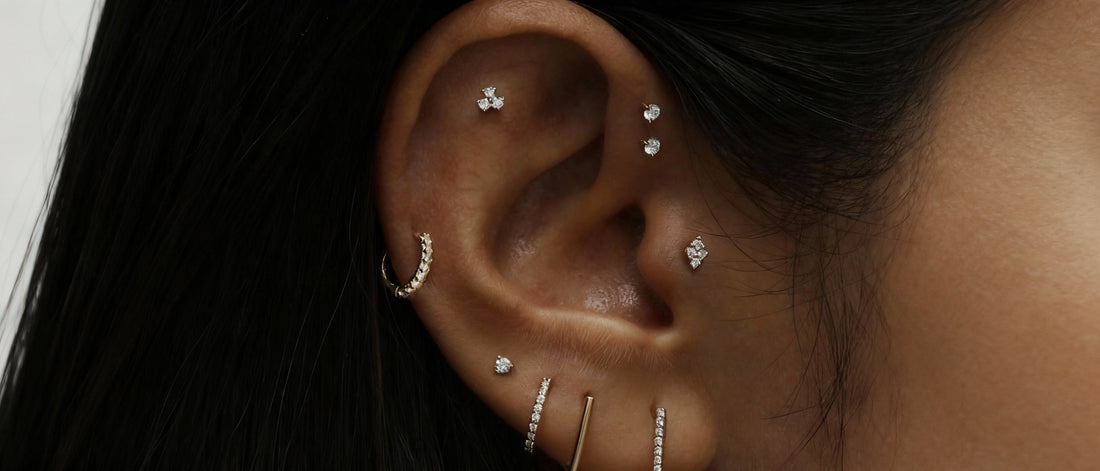 Illustration de l’oreille montrant différents types de piercings comme l’hélix, le conch et le tragus, symbole de la diversité des zones de cicatrisation.