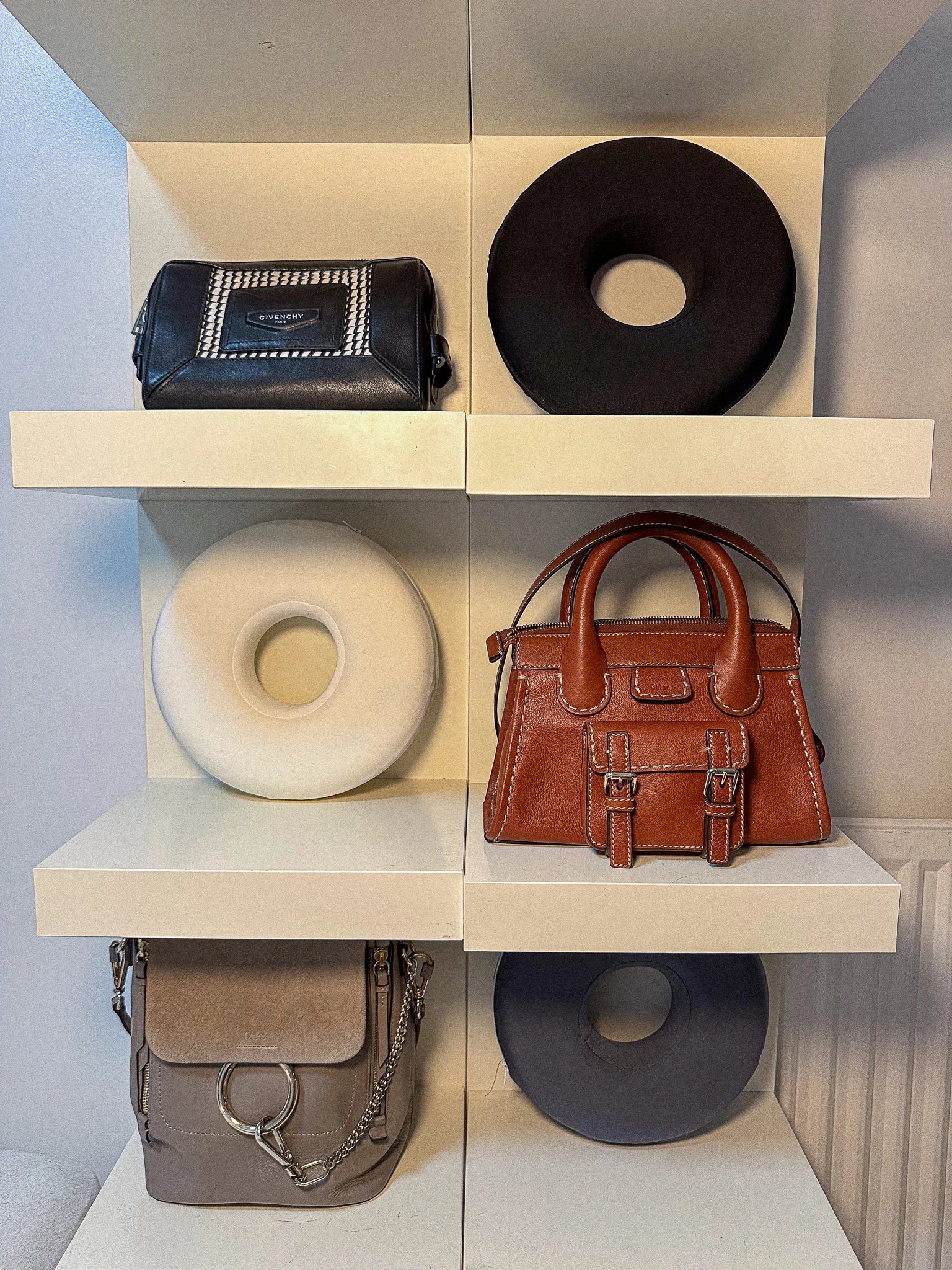 Coussins Circle de Earloo blanc, noir et gris dans l'étagère