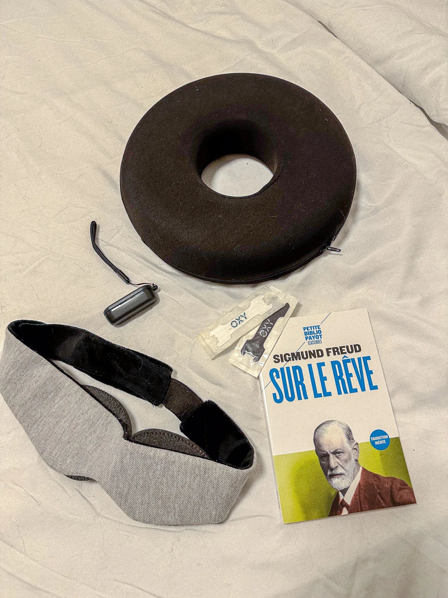 Kit pour dormir avec des piercings comprenant le coussin Circle Earloo noir