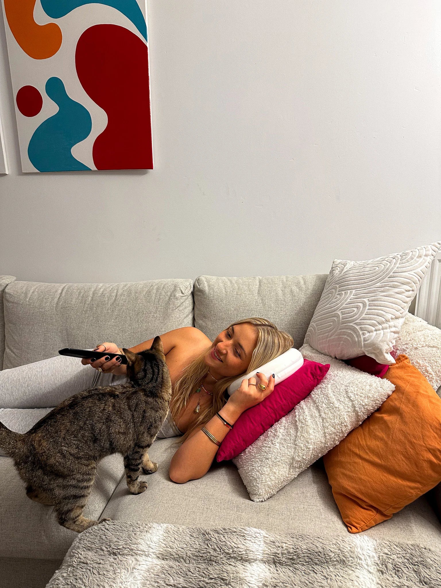 Coussin Circle Earloo blanc dans le salon avec un chat